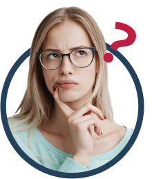 Mulher pensativa com a m&atilde;o no queixo